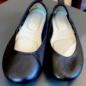 ❤️❤️Acorn ballet type black flats. Size 8 shows little wear.